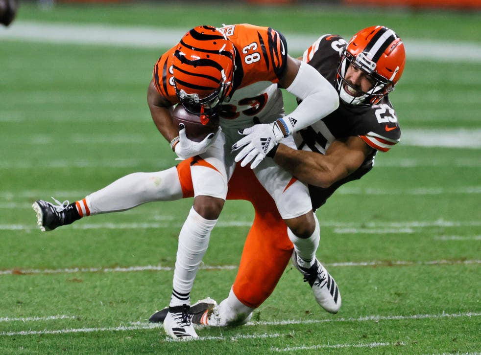 <p>El safety de los Browns de Cleveland Andrew Sendejo taclea al receptor de los Bengals de Cincinnati Tyler Boyd. </p>