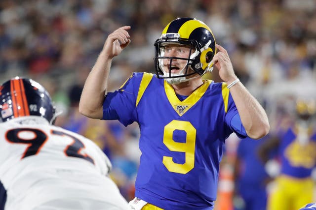 <p>John Wolford, quarterback de los Rams de Los Ángeles, da indicaciones durante un partido de pretemporada ante los Broncos de Denver.</p>