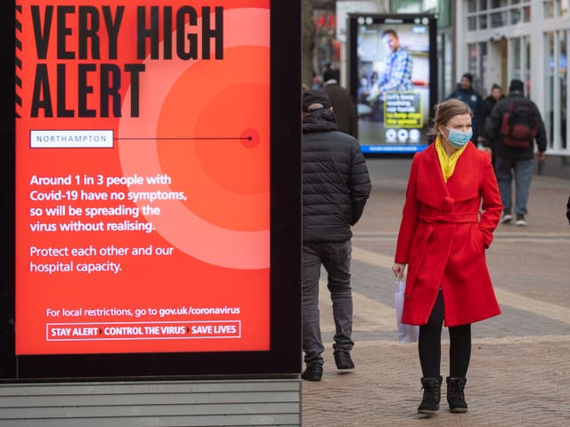 <p>La gente camina por Abington Street en Northampton, ya que se espera que se anuncien más cambios en el sistema de niveles de Inglaterra, pocos días después de que millones de personas sufrieran restricciones de coronavirus más severas en el Boxing Day. PA Photo. Fecha de la foto: miércoles 30 de diciembre de 2020. Matt Hancock se dirigirá a los Comunes el miércoles por la tarde, con más áreas programadas para pasar al Nivel 4 similar al bloqueo debido al aumento de las tasas de casos en todo el país.&nbsp;</p>