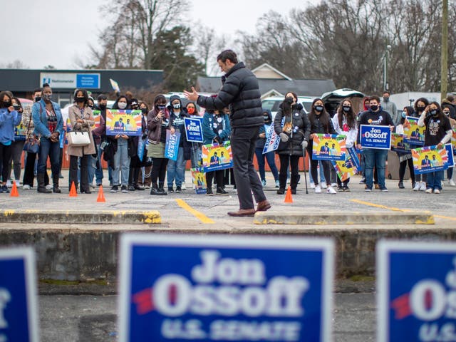 <p>Jon Ossoff, un exmiembro del personal del Congreso y periodista de investigación de 33 años.</p>