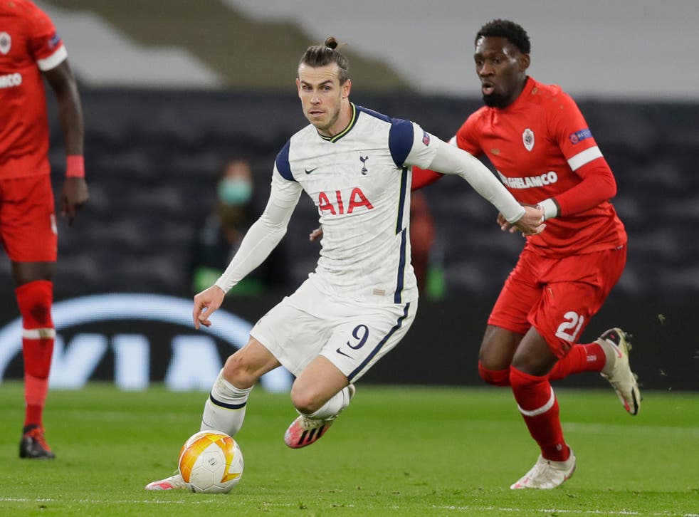 <p>Gareth Bale trata de zafarse de la marca de Dylan Batubinsika, del Antwerp, en duelo por el Grupo J de la Liga Europa.</p>