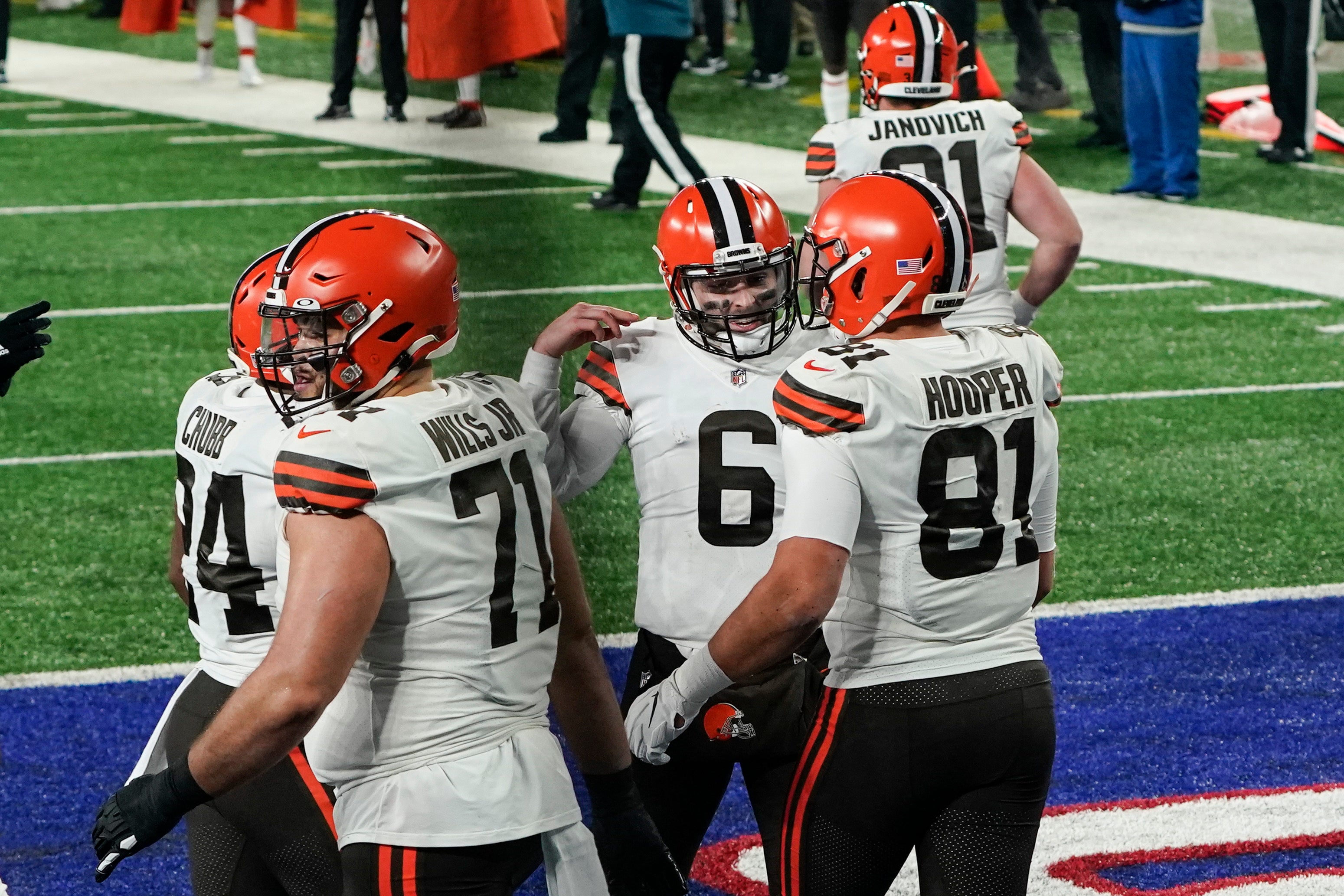 <p>Baker Mayfield festeja con su compañero Austin Hooper tras una anotación ante Gigantes.&nbsp;</p>