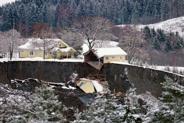 <p>Varias viviendas destruidas luego de un deslizamiento de tierra en el municipio de Gjerdrum, cerca de Ask, Noruega, el jueves 31 de diciembre de 2020.&nbsp;</p>