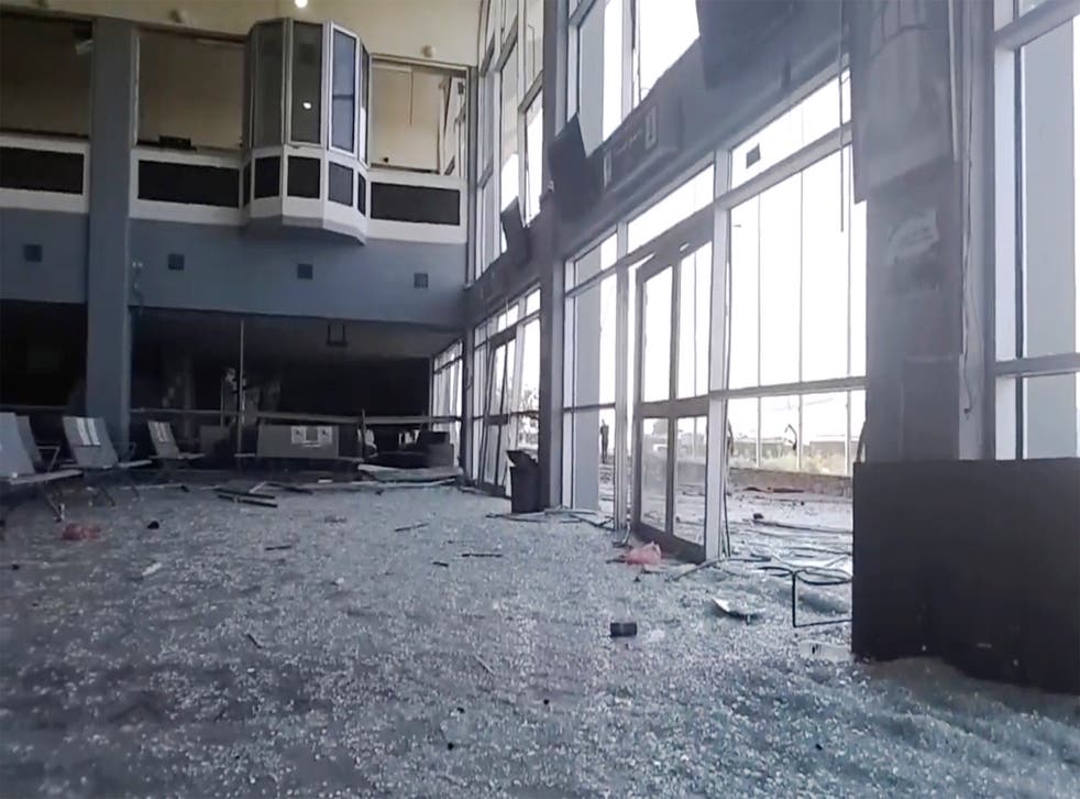 <p>Vidrio y escombros cubren el piso del aeropuerto de la ciudad de Adén, en el sur de Yemen, tras una explosión el miércoles, 30 de diciembre del 2020, que mató al menos a 25 personas. </p>