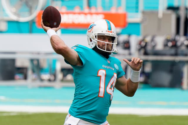 <p>El quarterback Ryan Fitzpatrick, de los Dolphins de Miami, calienta antes de un partido de NFL ante los Bengals de Cincinnati, el domingo 6 de diciembre de 2020, en Miami Gardens, Florida.&nbsp;</p>