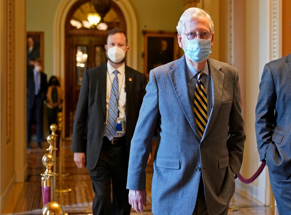 <p>El líder de la mayoría del Senado, el republicano Mitch McConnell, se dirige a su oficina en el Capitolio en Washington, el miércoles 30 de diciembre de 2020. </p>