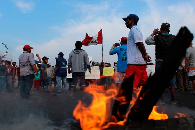 <p>Trabajadores agrícolas bloquean un tramo de la Carretera Panamericana Sur en Viru, al norte de Lima, Perú, el miércoles 30 de diciembre de 2020.&nbsp;</p>