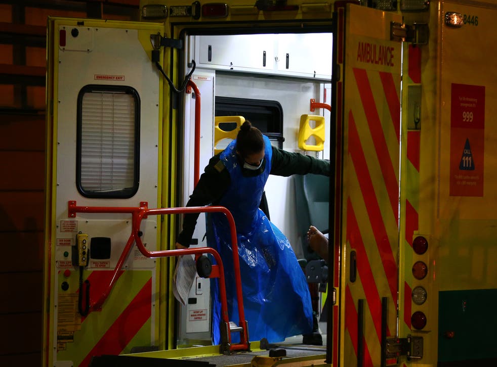 <p>LONDRES, INGLATERRA - 31 DE DICIEMBRE: Un paramédico con EPP saca a un paciente de una ambulancia del Hospital Real de Londres el 30 de diciembre de 2020 en Londres, Inglaterra. En el Reino Unido se registraron 964 muertes relacionadas con los covidáceos y 55892 nuevos casos en la víspera de Año Nuevo. </p>
