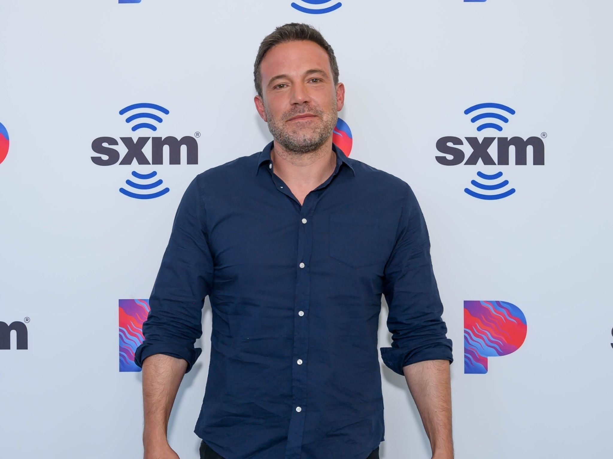 Ben Affleck: Internet reacts to actor struggling to carry ...