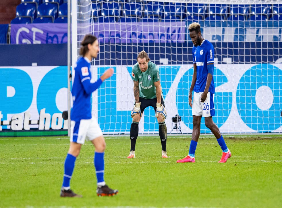 <p>El defensor senegalés Salif Sané, el guardameta alemán Ralf Faerhrmann y el mediocampista francés Benjamin Stambouli, de derecha a izquierda, del Schalke, permanecen en la cancha decepcionados tras recibir un gol en duelo de la Bundesliga ante el Arminia Bielefeld, en Gelsenkirchen, Alemania, el sábado 19 de diciembre de 2020. </p>