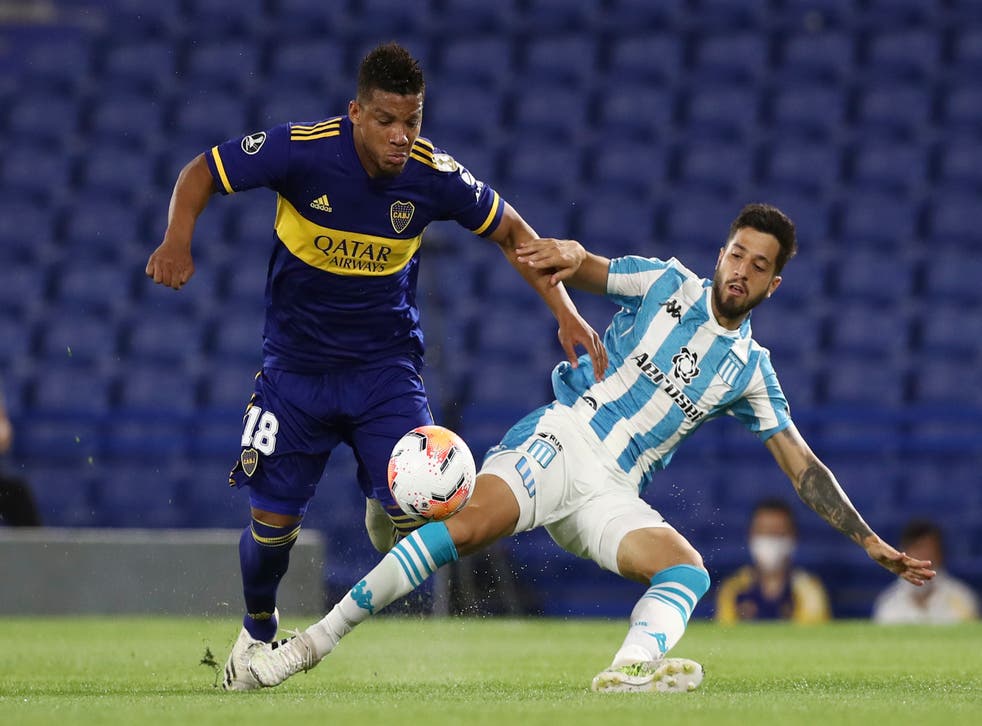 <p>Frank Fabra, izquierda, del Boca Juniors, disputa el balón con Fabricio Domínguez, del Racing Club, durante el partido de vuelta por los cuartos de final de la Copa Libertadores, en La Bombonera, en Buenos Aires, Argentina, el miércoles 23 de diciembre de 2020. </p>