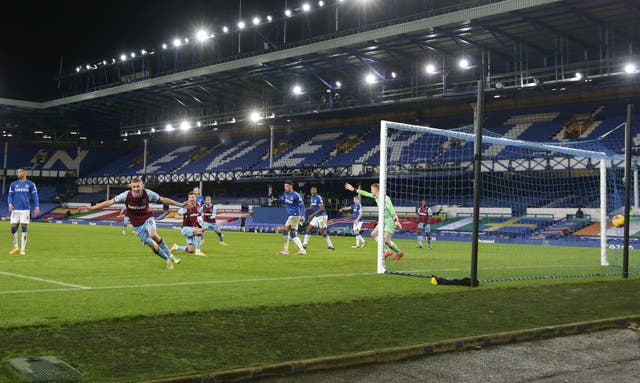 <p>Tomas Soucek, izquierda, festeja luego de anotar el gol de West Ham en la victoria de 1-0 sobre Everton en duelo de la Liga Premier en Goodison Park, Liverpool, Inglaterra, el viernes 1 de enero de 2021.&nbsp;</p>