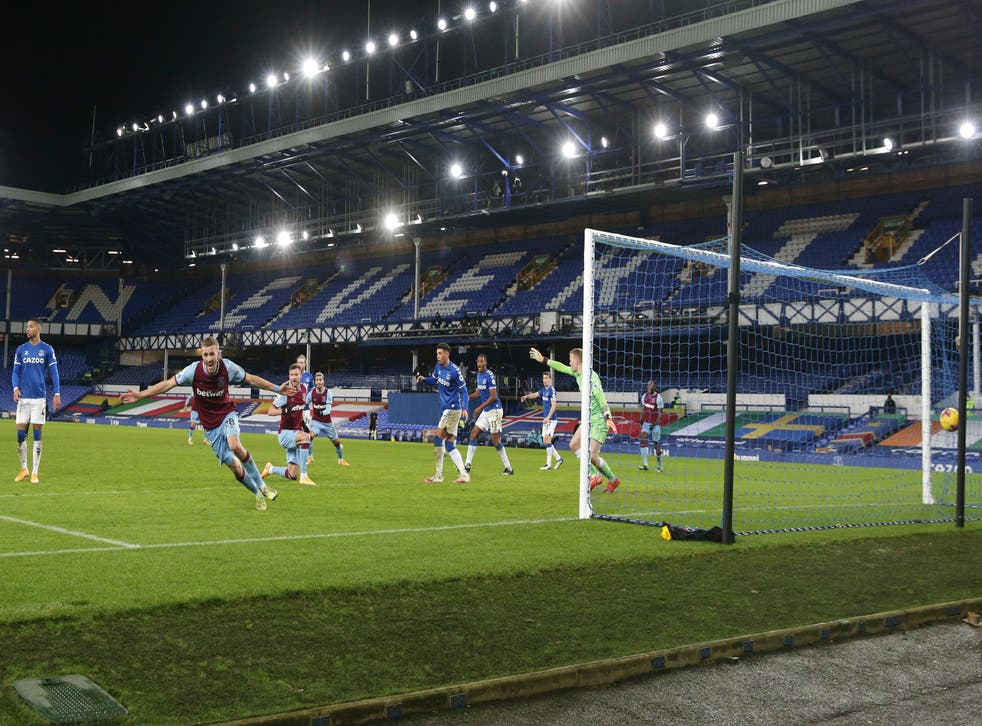 <p>Tomas Soucek, izquierda, festeja luego de anotar el gol de West Ham en la victoria de 1-0 sobre Everton en duelo de la Liga Premier en Goodison Park, Liverpool, Inglaterra, el viernes 1 de enero de 2021. </p>