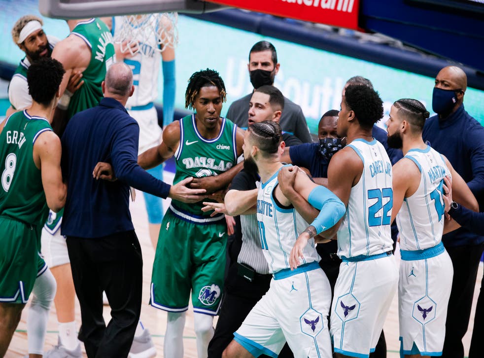 <p>Entrenadores y árbitros separan a jugadores de los Mavericks de Dallas y los Hornets de Charlotte durante una riña en la segunda mitad del encuentro de NBA del miércoles 30 de diciembre de 2020, en Dallas. </p>