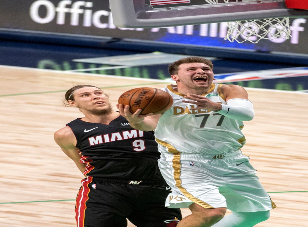 <p>El base de los Mavericks de Dallas Luka Doncic lanza frente al alero del Heat de Miami Kelly Olynyk en el encuentro del viernes 1 de enero del 2021. </p>