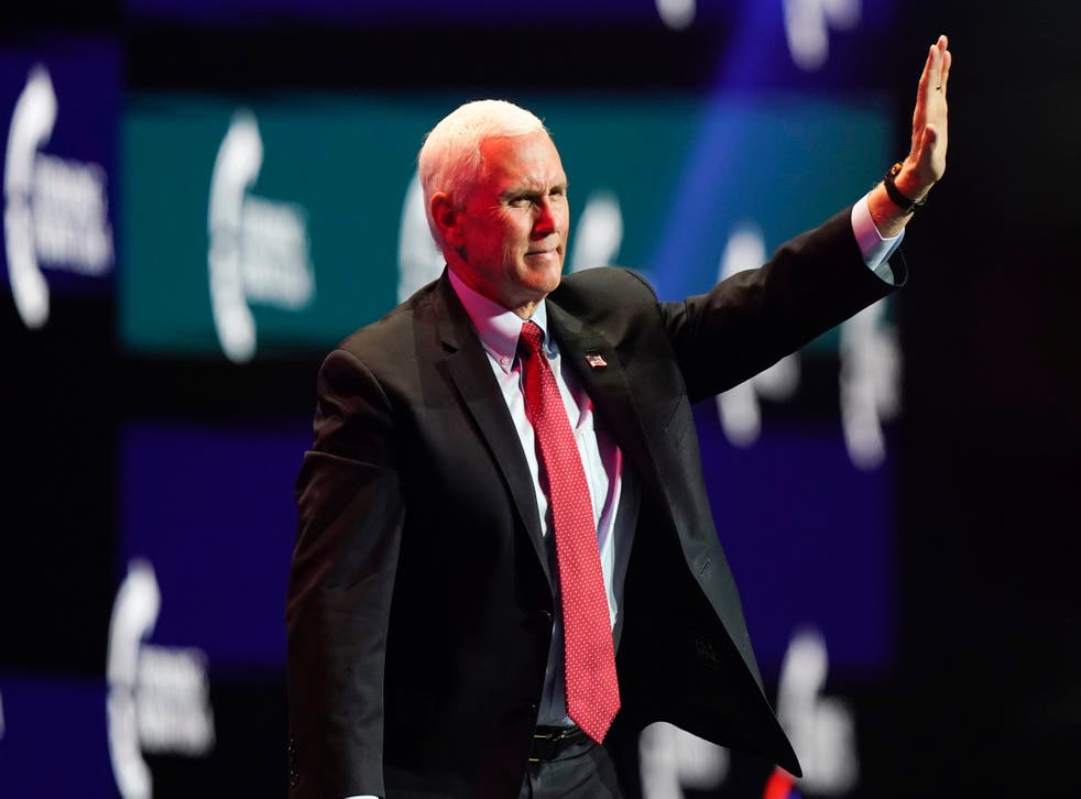 <p>El vicepresidente Mike Pence saluda tras hablar el martes 22 de diciembre de 2020 en la reunión estudiantil Turning Point USA Student Action Summit, en West Palm Beach, Florida. </p>
