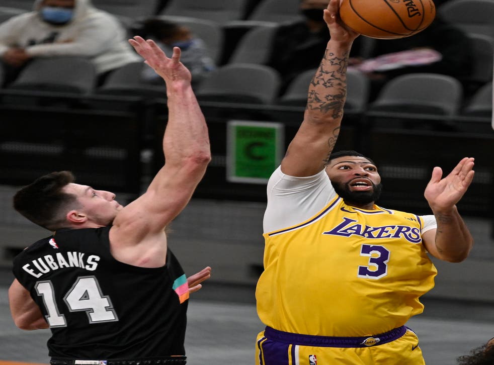 <p>El alero de los Lakers de Los Ángeles Anthony Davis lanza el balón mientras lo defiende Drew Eubanks de los Spurs de San Antonio el viernes 1 de enero del 2021.&nbsp;</p>