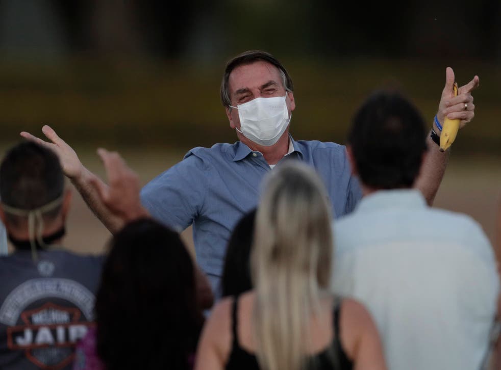 <p>En esta imagen de archivo, tomada el 24 de julio de 2020, el presidente de Brasil, Jair Bolsonaro, que padece COVID-19, lleva mascarilla mientras habla con sus partidarios durante una ceremonia para retirar la bandera nacional en el exterior de su residencia oficial, en el Palacio Alvorada, en Brasilia, Brasil. </p>