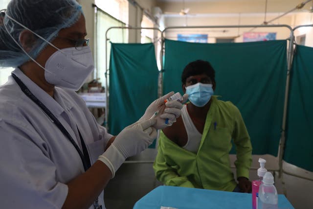 <p>Un trabajador sanitario participa en una prueba del sistema de distribución de vacunas contra el COVID-19 en Hyderabad, India, el 2 de enero de 2021.</p>
