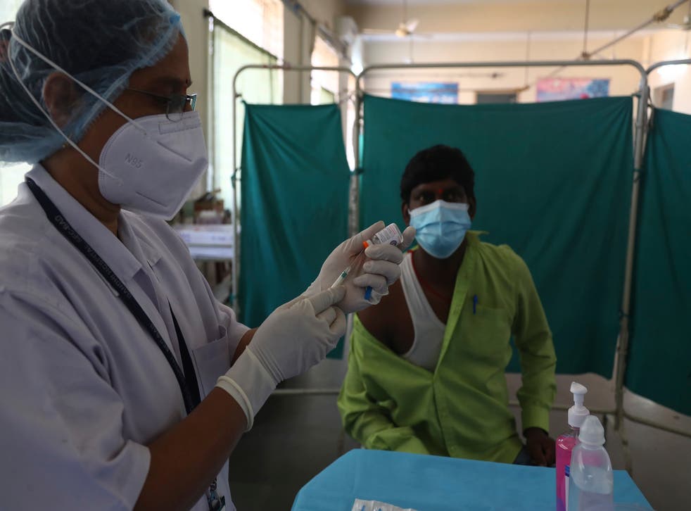 <p>Un trabajador sanitario participa en una prueba del sistema de distribución de vacunas contra el COVID-19 en Hyderabad, India, el 2 de enero de 2021.</p>