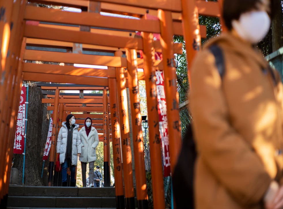 <p>Unas personas visitan santuarios en Tokio, el 1 de enero de 2021. </p>
