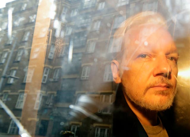 <p>ARCHIVO - En esta fotografía del miércoles 1 de mayo de 2019 se reflejan unos edificios en la ventana mientras el fundador de WikiLeaks, Julian Assange, se aleja de la corte en la que compareció por cargos de espionaje en Londres.&nbsp;</p>