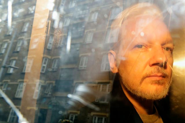 <p>ARCHIVO - En esta fotografía del miércoles 1 de mayo de 2019 se reflejan unos edificios en la ventana mientras el fundador de WikiLeaks, Julian Assange, se aleja de la corte en la que compareció por cargos de espionaje en Londres.&nbsp;</p>