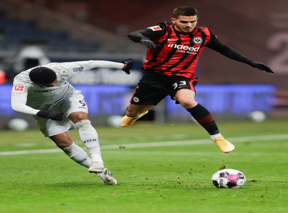 <p>El jugador de Frankfurt Andre Silva, derecha, avanza con el balón ante la defensa de Leon Bailey, de Bayer Leverkusen, en un partido de la Bundesliga el sábado, 2 de enero del 2021. </p>