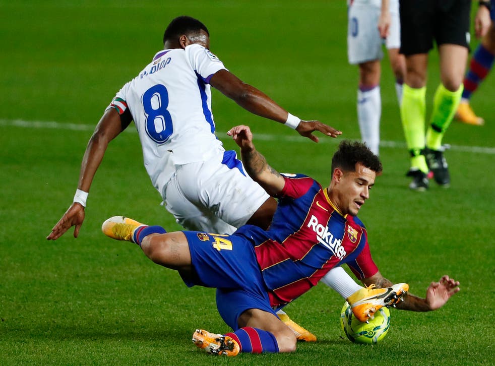 <p>El jugador de Eibar Pape Diop, izquierda, derriba al atacante de Barcelona Philippe Coutinho en un partido de La Liga española el martes, 29 de diciembre del 2020. Coutinho estará fuera de acción por tres meses tras operarse la rodilla izquierda, dijo el club el sábado, 2 de enero del 2020. </p>