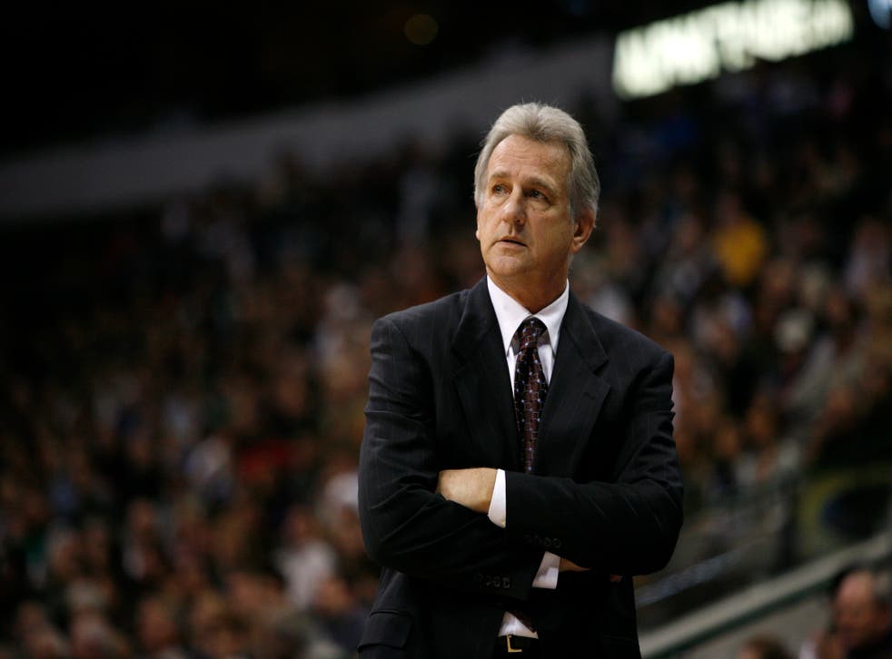 <p>ARCHIVO - En esta foto del 20 de noviembre del 2009, el entrenador de los Kings de Sacramento Paul Westphal mira durante un partido de la NBA contra los Mavericks de Dallas. Los Suns de Phoenix anunciaron el sábado, 2 de enero del 2021, que Westphal, en el Salón de la Fama como jugador, falleció a los 70 años.</p>
