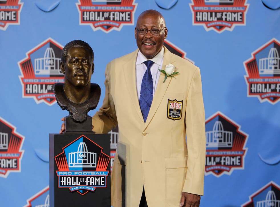 <p>ARCHIVO - En esta fotografía de archivo del 7 de agosto de 2010, Floyd Little posa junto a su busto tras ingresar al Salón de la Fama del fútbol americano profesional en Canton, Ohio. </p>
