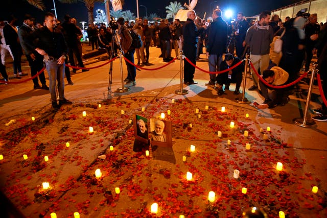 <p>Integrantes de las Fuerzas de Movilización Popular y sus partidarios encienden velas en el aeropuerto internacional de Bagdad el sábado 2 de enero de 2021, al cumplirse un año de la muerte de Abu Mahdi al-Muhandis, subcomandante de dichas fuerzas, y del general Qassem Soleimani, jefe de las fuerzas Quds de Irán.&nbsp;</p>