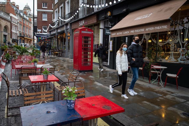 <p>Empty tables outside bars and restaurants in Covent Garden</p>