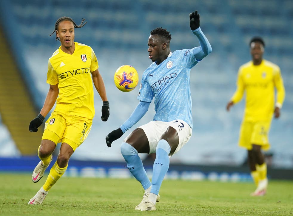<p>El francés Benjamin Mendy controla el balón durante el partido frente a Fulham.</p>