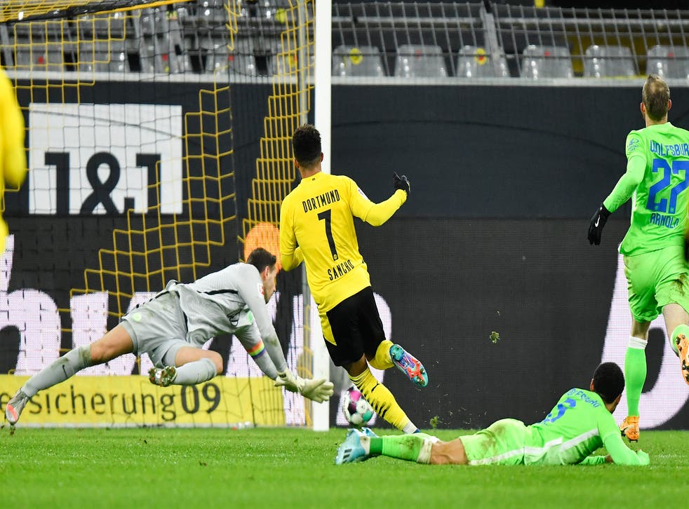 <p>Jadon Sancho anota el segundo gol del Borussia Dortmund en un juego por la Bundesliga ante Wolfsburgo.</p>