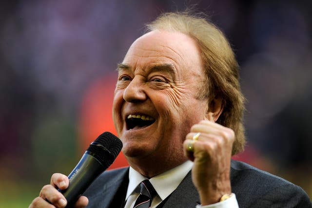 <p>Gerry Marsden sings prior to the Barclays Premier League match between Liverpool and Blackburn Rovers at Anfield on 25 October 2010&nbsp;</p>