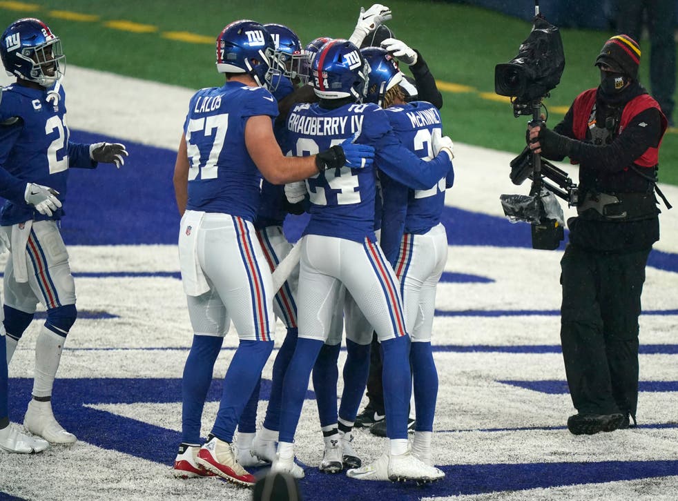 <p>Xavier McKinney de los Giants de Nueva York es felicitado por sus compañeros tras interceptar un pase decisivo en el encuentro ante los Cowboys de Dallas.</p>