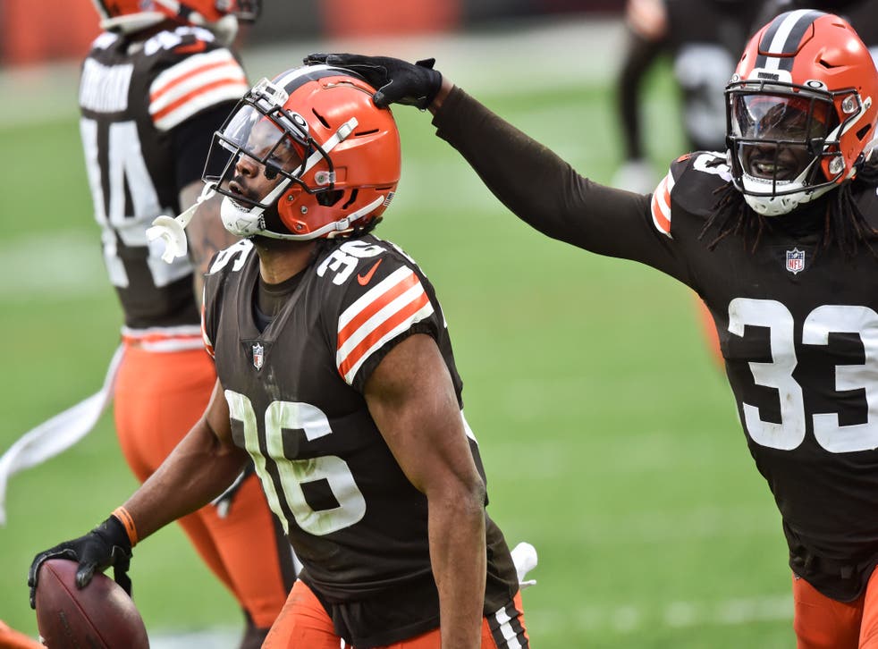 <p>Ronnie Harrison, cornerback de los Browns de Cleveland, es felicitado por su compañero M.J. Stewart Jr., tras interceptar un pase.</p>
