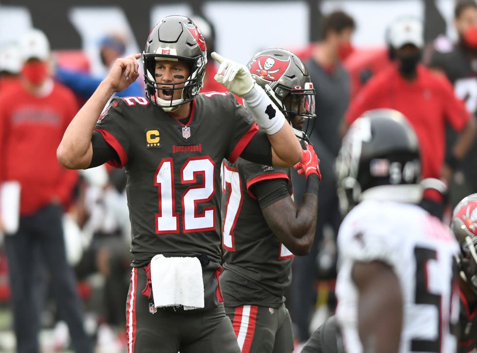<p>Tom Brady, quarterback de los Buccaneers de Tampa Bay, da indicaciones en el duelo ante los Falcons de Atlanta, el domingo 3 de enero de 2021 </p>