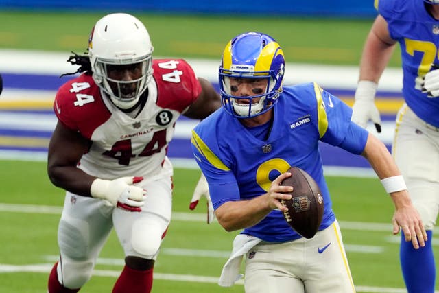 <p>John Wolford corre perseguido por Markus Golden de Airzona.&nbsp;</p>