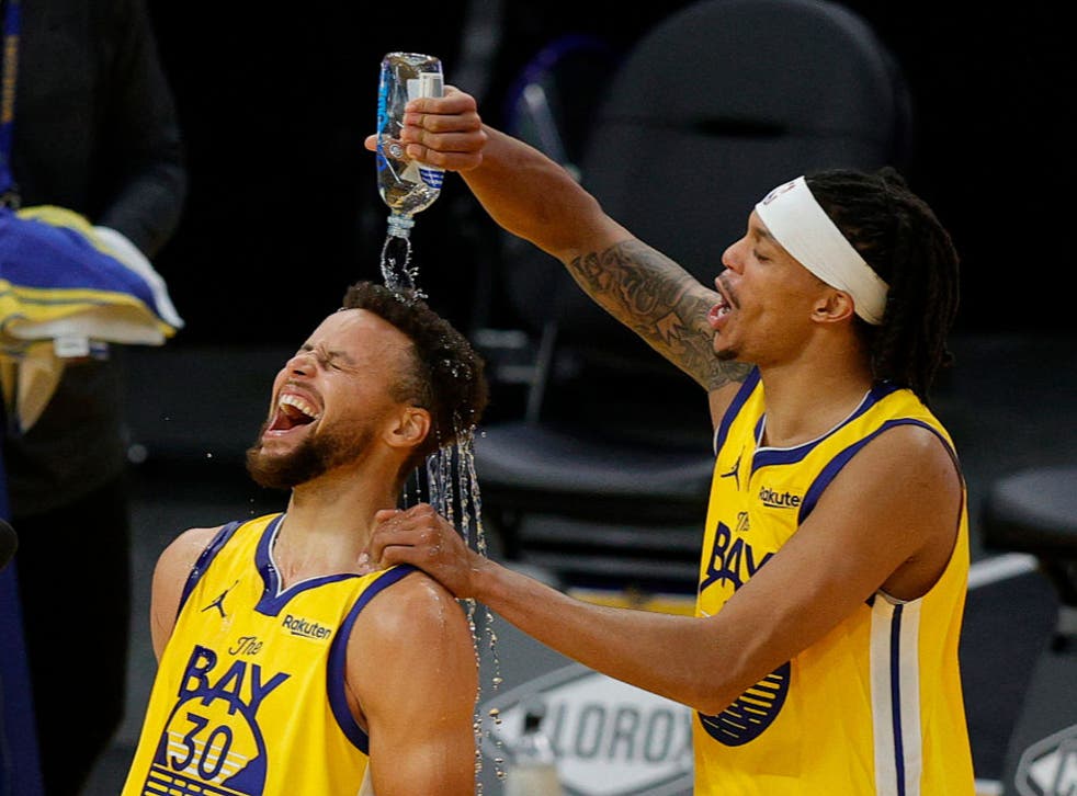 <p>Stephen Curry celebrates with Damion Lee</p>