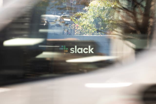 El logotipo de Slack se ve a través de la ventana de un vehículo que pasa frente a su sede el 1 de diciembre de 2020 en San Francisco, California.