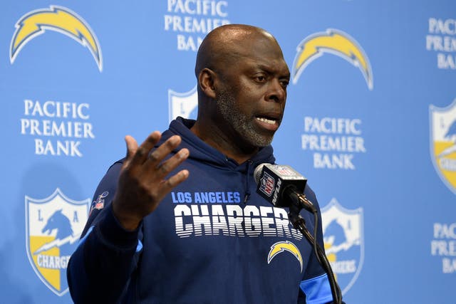 <p>El entrenador Anthony Lynn de los Chargers de Los Ángeles durante una rueda de prensa tras el partido contra los Vikings de Minnesota.&nbsp;</p>