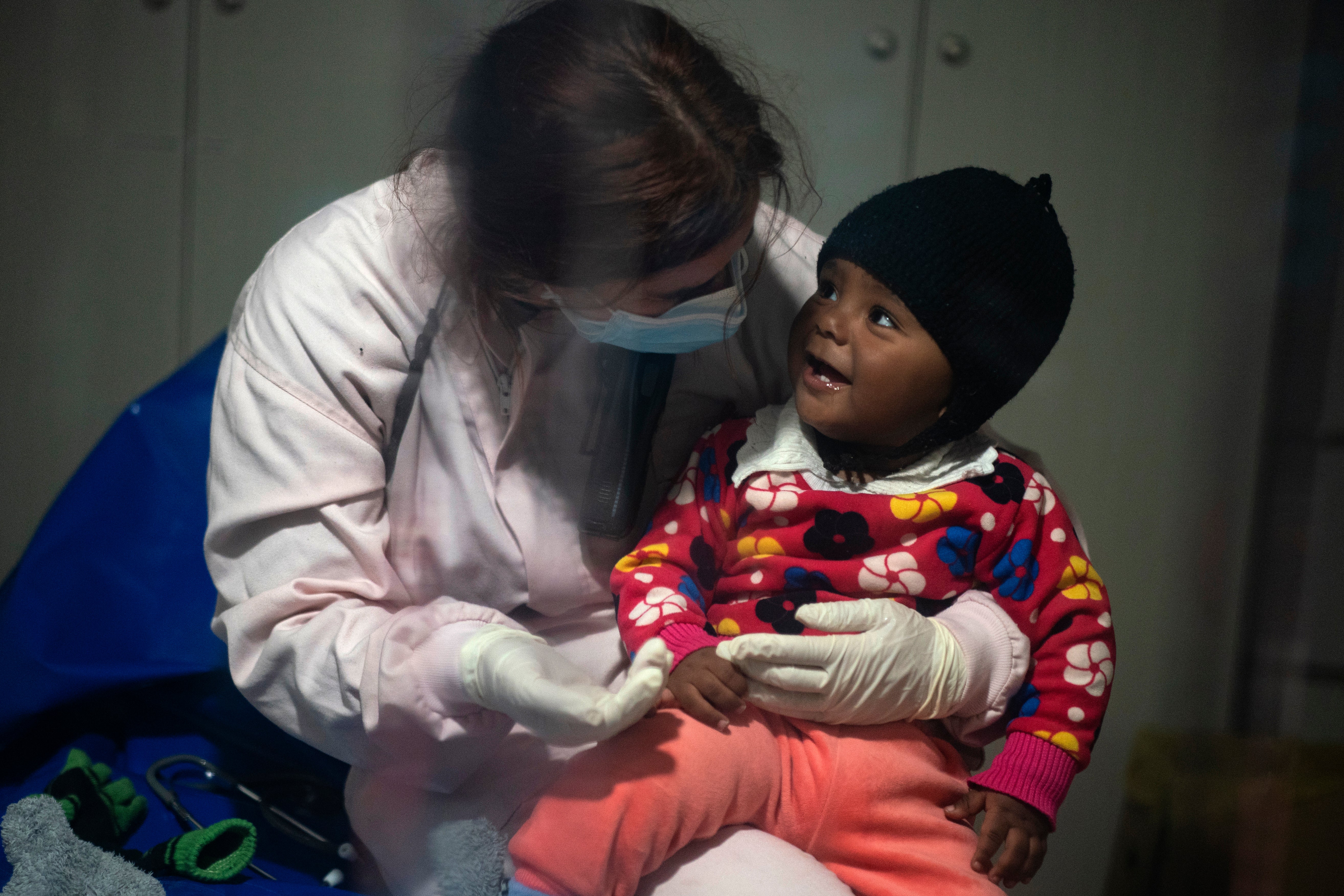 <p>La médico Bego Motriko, de la organización no gubernamental española Open Arms, atiende a una bebé que fue rescatada en un bote de madera en el Mar Mediterráneo.</p>
