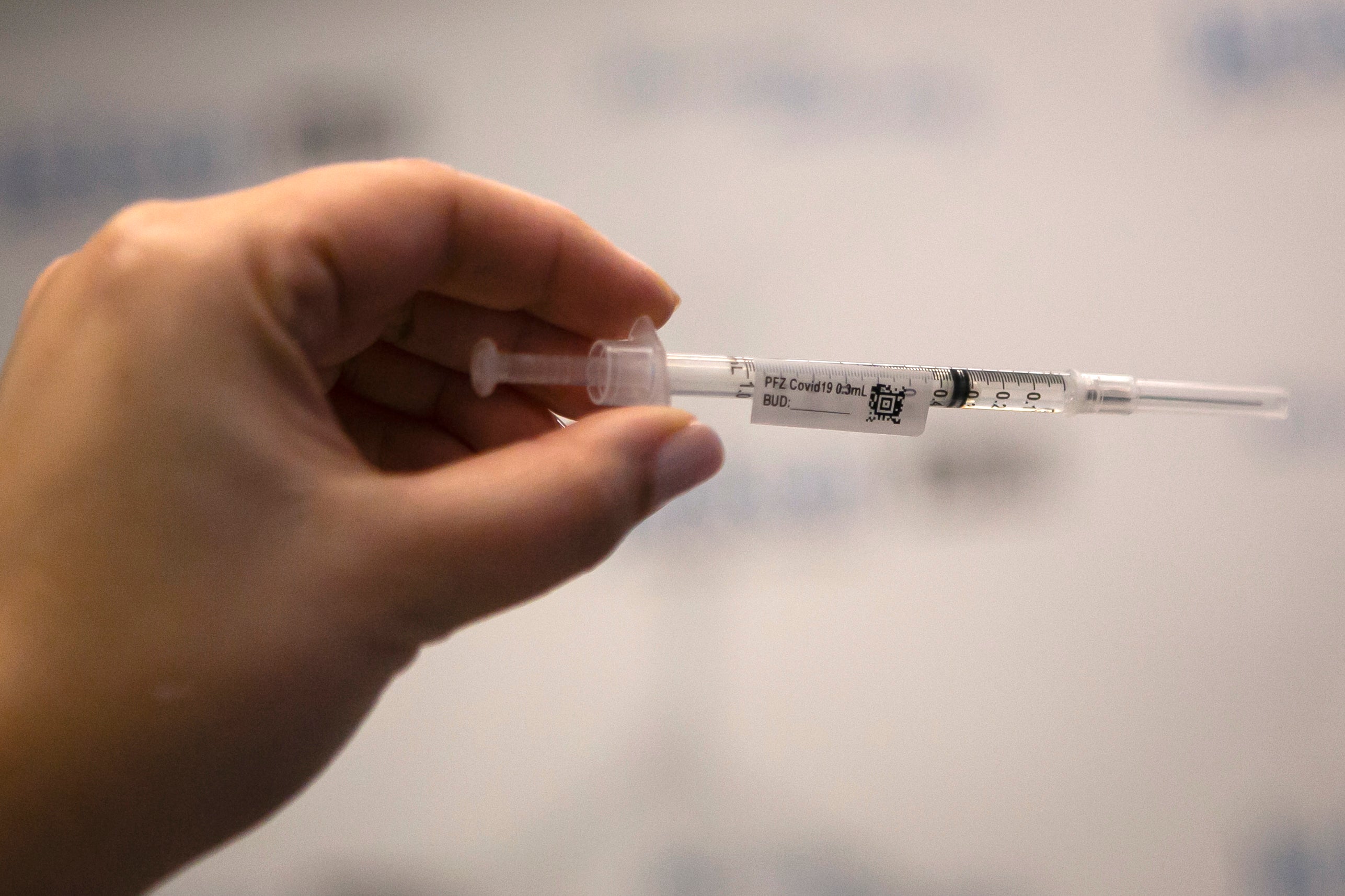 Florida vaccine distribution centre hits capacity 