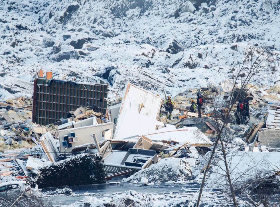 <p>El deslizamiento de tierra destruyó al menos nueve edificios con 30 departamentos en Ask</p>