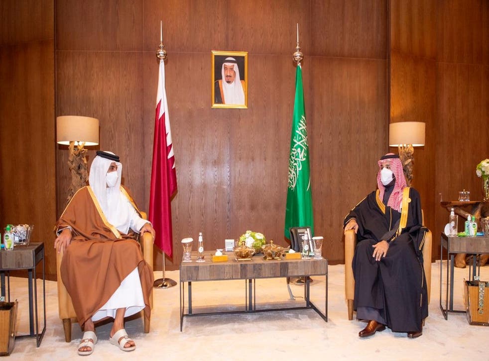 Saudi Arabia’s Crown Prince Mohammed bin Salman meets Qatar’s Emir Sheikh Tamim bin Hamad al-Thani during the Gulf Cooperation Council’s (GCC) 41st Summit in Al-Ula, Saudi Arabia January 5, 2021. ( Saudi Royal Court/Handout via REUTERS )
