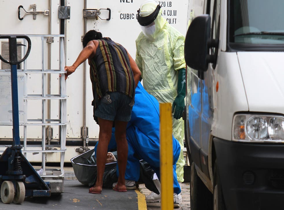 <p>Una indígena satere mawe contempla el cuerpo de su esposo que murió de COVID-19 en momentos que retiran sus restos de un contenedor utilizado como morgue improvisada fuera del hospital Joao Lucio en Manaus, estado de Amazonas, Brasil. </p>