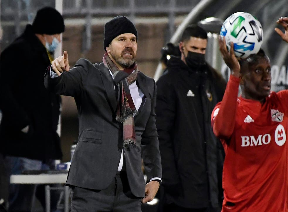 <p>El entonces técnico del Toronto FC Greg Vanney da instrucciones durante el partido contra Nashville SC por los playoffs de la MLS en East Hartford.</p>