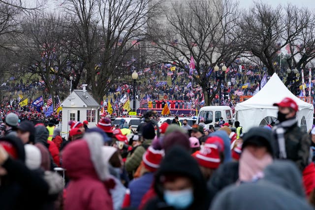 <p>Miles de partidarios de Trump se reúnen cerca de la Casa Blanca antes de la confirmación de la victoria de Biden</p>